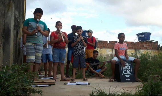 meninos estudando